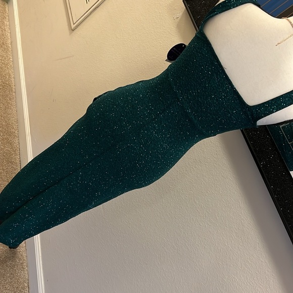 Hunter Green Sparkly Dress w/ split 👗 💚 Accessories Included!! - Picture 6 of 9